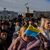 Anwohner versammeln sich während eines Besuchs des ukrainischen Präsidenten Wolodymyr Selenskyj in Cherson. - Foto: Bernat Armangue/AP/dpa