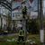 Feuerwehrleute entfernen russische Plakate in Cherson. - Foto: Bernat Armangue/AP/dpa