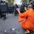Ein Mönch hebt die Hände, als die Polizei Demonstrierende auseinandertreibt. - Foto: Wason Wanichakorn/AP/dpa
