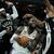 LeBron James von den Los Angeles Lakers versucht zwischen Wesley Matthews und Giannis Antetokounmpo von den Milwaukee Bucks hindurch zu kommen. - Foto: Morry Gash/AP/dpa