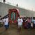 Barra Vieja tragen die Dorfbewohner ein Abbild der Jungfrau von Guadalupe zu einem Boot. - Foto: Eduardo Verdugo/AP/dpa