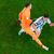 Kroatiens Torhüter Dominik Livakovic (l) foult im Strafraum den Argentinier Julian Alvarez. - Foto: Hassan Ammar/AP/dpa