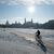 Ein Radfahrer fährt am Ufer der Elbe vor der Kulisse der Altstadt von Dresden durch den Schnee. - Foto: Sebastian Kahnert/dpa