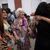 Estela de Carlotto (M), die Leiterin der Menschenrechtsorganisation Abuelas de Plaza de Mayo («Großmütter der Plaza de Mayo»), und andere Aktivisten treffen sich in ihrem Büro im ehemaligen Folterzentrum ESMA in Buenos Aires, Argentinien. - Foto: Victor R. Caivano/AP/dpa
