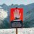 Ein Schild warnt im Skigebiet auf dem Wildkogel vor abgehenden Lawinen. - Foto: Frank Rumpenhorst/dpa