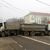 Mit Steinen beladene Lastwagen auf einer Straße im nördlichen, serbisch dominierten Teil der ethnisch geteilten Stadt Mitrovica. - Foto: Bojan Slavkovic/AP/dpa