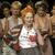 Models applaudieren, als die britische Modedesignerin Vivienne Westwood nach der Präsentation ihrer Frühjahr/Sommer-Kollektion 2006 in Paris das Publikum grüßt. - Foto: Michel Euler/AP/dpa