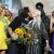 Andreas Kronthaler küsst Vivienne Westwood auf der Pariser Modewoche. - Foto: Vianney Le Caer/Invision/AP/dpa