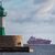 Der LNG-Shuttle-Tanker «Coral Favia» liegt vor der Hafenstadt Sassnitz vor Anker. Laut dem Investor Deutsche Regas wird das dritte Schiff erst Anlaufen, wenn eine Inbetriebnahme in Aussicht steht. Dies wird erst für Anfang 2023 erwartet. - Foto: Stefan Sauer/dpa