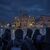 Gläubige warten in den frühen Morgenstunden vor dem Petersdom, um sich von Benedikt XVI. zu verabschieden. - Foto: Michael Kappeler/dpa