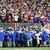 Das Team der Buffalo Bills betet für Damar Hamlin. - Foto: Joshua A. Bickel/AP/dpa