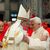 Benedikt XVI. (r) wird von Papst Franziskus im Petersdom begrüßt (2014). - Foto: Osservatore Romano/ANSA/OSSERVATORE ROMANO/dpa