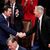 Er hat sein Lachen noch nicht verloren: Kevin McCarthy (r) wird im Plenarsaal des US-Repräsentantenhauses vom Abgeordneten Mike Gallagher begrüßt. - Foto: Alex Brandon/AP/dpa