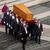 Der Sarg des verstorbenen emeritierten Papstes Benedikt XVI. wird zur öffentlichen Trauermesse auf den Petersplatz getragen. - Foto: Ben Curtis/AP/dpa