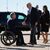 US-Präsident Joe Biden (Mitte r) trifft Greg Abbott, Gouverneur von Texas. - Foto: Andrew Harnik/AP/dpa