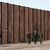 Joe Biden (M), Präsident der USA, besucht die Grenze zwischen den USA und Mexiko und geht mit US-Grenzschutzbeamten entlang eines Abschnitts am Grenzzaun in El Paso, Texas. - Foto: Andrew Harnik/AP/dpa