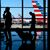 Flugreisende am Ronald Reagan Washington National Airport - im Hintergrund: Maschinen der Fluggesellschaft American Airlines. - Foto: Jacquelyn Martin/AP/dpa