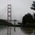 Ein Mann geht bei Regen an der Golden Gate Bridge vorbei, dem Wahrzeichen von San Francisco. - Foto: Jeff Chiu/AP/dpa