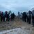Polizisten und Demonstranten stehen sich am Rande des Braunkohletagebaus gegenüber. - Foto: Oliver Berg/dpa