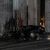 Das Autowrack vor einer Säule des Brandenburger Tors. In dem Wagen haben Feuerwehrleute einen toten Mann gefunden. - Foto: Paul Zinken/dpa