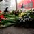 Kerzen und Blumen im Bahnhof Brokstedt. in einem Wartehäuschen. Bei einer Messerattacke sind zwei junge Menschen getötet und fünf verletzt worden. - Foto: Daniel Bockwoldt/dpa