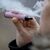 Immer mehr Jugendliche greifen zu E-Zigaretten. Das ist nicht nur gesundheitsschädlich, sondern auch schlecht für die Umwelt. - Foto: Marijan Murat/dpa