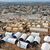 Freiwillige bauen Zelte für Familien in Harem (Syrien) auf, die bei dem verheerenden Erdbeben ihre Häuser verloren haben. - Foto: Ghaith Alsayed/AP/dpa