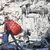 Ein Mann läuft mit seinen Habseligkeiten über Erdbebentrümmer in Antakya. - Foto: Shadati/XinHua/dpa