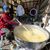 Tuncay Ilker kocht auf der Ladefläche eines Lkw in Kahramanmaras eine Suppe. - Foto: Boris Roessler/dpa