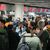 Chaos im Flugverkehr: Reisende stehen vor einem Informationsschalter am Frankfurter Flughafen Schlange. - Foto: Arne Dedert/dpa