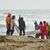 Rettungskräfte im Einsatz am Strand in der Nähe von Cutro, Süditalien. - Foto: Giuseppe Pipita/AP/dpa
