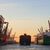 Das Containerschiff Al Jmeliyah der Reederei Hapag-Lloyd verlässt den Hamburger Hafen. - Foto: Christian Charisius/dpa