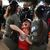 Polizistinnen nehmen in Jerusalem eine Demonstrantin fest. - Foto: Ilia Yefimovich/dpa