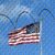Eine US-Flagge hinter Zaun und Stacheldraht auf dem Marinestützpunkt Guantánamo Bay auf Kuba. Hier betreiben die USA seit mehr als 21 Jahren ein umstrittenes Gefangenenlager. - Foto: Magdalena Miriam Tröndle/dpa