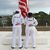Zwei Marinesoldatinnen hissen die US-Flagge vor der Kommandozentrale auf dem Marinestützpunkt in Guantánamo Bay. - Foto: Magdalena Miriam Tröndle/dpa