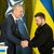 Handschlag in Kiew: Nato-Generalsekretär Jens Stoltenberg (l) und der ukrainische Präsident Wolodymyr Selenskyj. - Foto: Efrem Lukatsky/AP/dpa