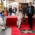 Mark Hamill (r) und Billie Lourd, Tochter der verstorbenen Schauspielerin Carrie Fisher, auf dem Hollywood Walk of Fame neben den Star Wars-Figuren C-3PO und R2-D2. - Foto: Chris Pizzello/Invision/AP/dpa