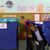 Kyriakos Mitsotakis gibt in einem Wahllokal seine Stimme ab. - Foto: Yorgos Karahalis/AP