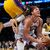 Aaron Gordon von den Denver Nuggest (unten) wird von Lakers-Spieler Rui Hachimura gefoult. - Foto: Ashley Landis/AP