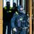 Polizisten nach einer Hausdurchsuchung in Berlin-Kreuzberg - bundesweit waren mehrere Dutzend Beamte im Einsatz. - Foto: Christoph Soeder/dpa