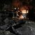 Rettungskräfte löschen in einem geparkten Auto ein Feuer, das nach einem russischen Luftangriff im Kiewer Pecherskyi-Viertel durch herabfallende Trümmer verursacht wurde. - Foto: Roman Hrytsyna/AP