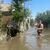 Ein Mann evakuiert eine Kuh aus einem überfluteten Viertel in Cherson. - Foto: --/kyodo/dpa