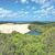 Blick über K'gari: Die weltgrößte Sandinsel Fraser Island vor der Küste von Queensland trägt nun auch offiziell wieder ihren ursprünglichen Namen. - Foto: Reichlyn Aguilar/AAP/dpa