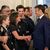 Der französische Präsident Emmanuel Macron und seine Frau Brigitte Macron (r) treffen in Annecy Rettungskräfte. - Foto: Denis Balibouse/Reuters Pool/AP/dpa