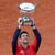 French-Open-Sieger Novak Djokovic reckt die Trophäe in die Höhe. - Foto: Jean-Francois Badias/AP/dpa