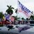 Anhänger von Donald Trump versammeln sich vor dem Trump National Doral Resort. - Foto: Alex Brandon/AP/dpa