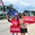 Zwei Trump-Anhängerinnen empfangen den Ex-Präsidenten vor seinem Hotel in Miami mit Schildern, auf denen «Ich stehe hinter Trump geschrieben steht. - Foto: Magdalena Tröndle/dpa