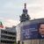 Eine italienische Flagge auf Halbmast weht vor einer Nachricht mit der Aufschrift «Grazie Silvio» auf einem Turm des Fernsehsenders Mediaset neben einem großen Plakat. - Foto: Luca Bruno/AP