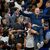 Michael Malone, Cheftrainer der Denver Nuggets, wird von den Fans hochgehoben, nachdem das Team die NBA-Meisterschaft gewonnen hat. - Foto: David Zalubowski/AP