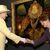 Königin Elizabeth II. (l) begrüßt die damalige Parlamentsabgeordnete und Schauspielerin Glenda Jackson (2003). - Foto: Stefan Rousseau/PA Wire/dpa